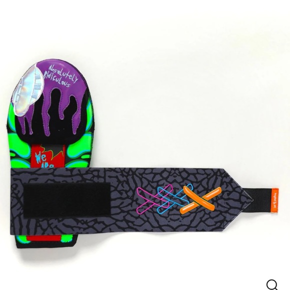 Aria Absolutely Ridiculous “Out of this world” Sliding Mitt! NIB! SOLD OUT!!! - Picture 3 of 5